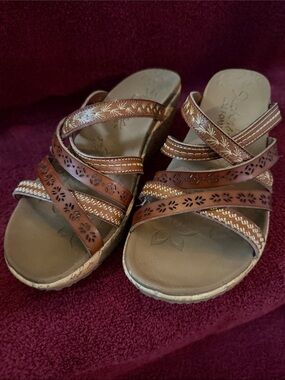 Sketchers ComfortFit Brown Leather Strappy Wedge Sandals.